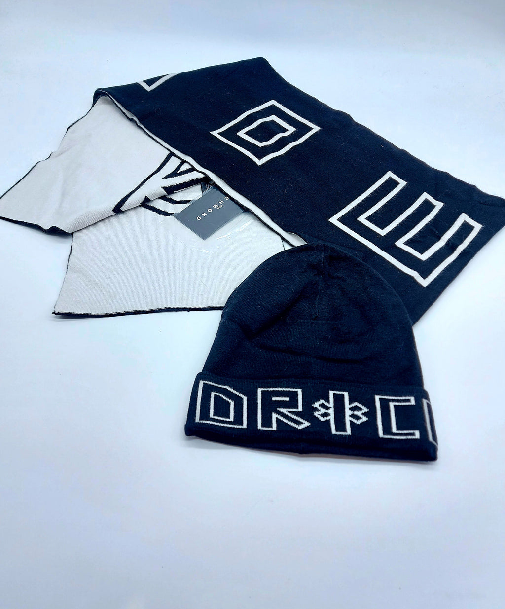 John Richmond Completo Uomo Sciarpa E Cappello Con Scritta Vuota