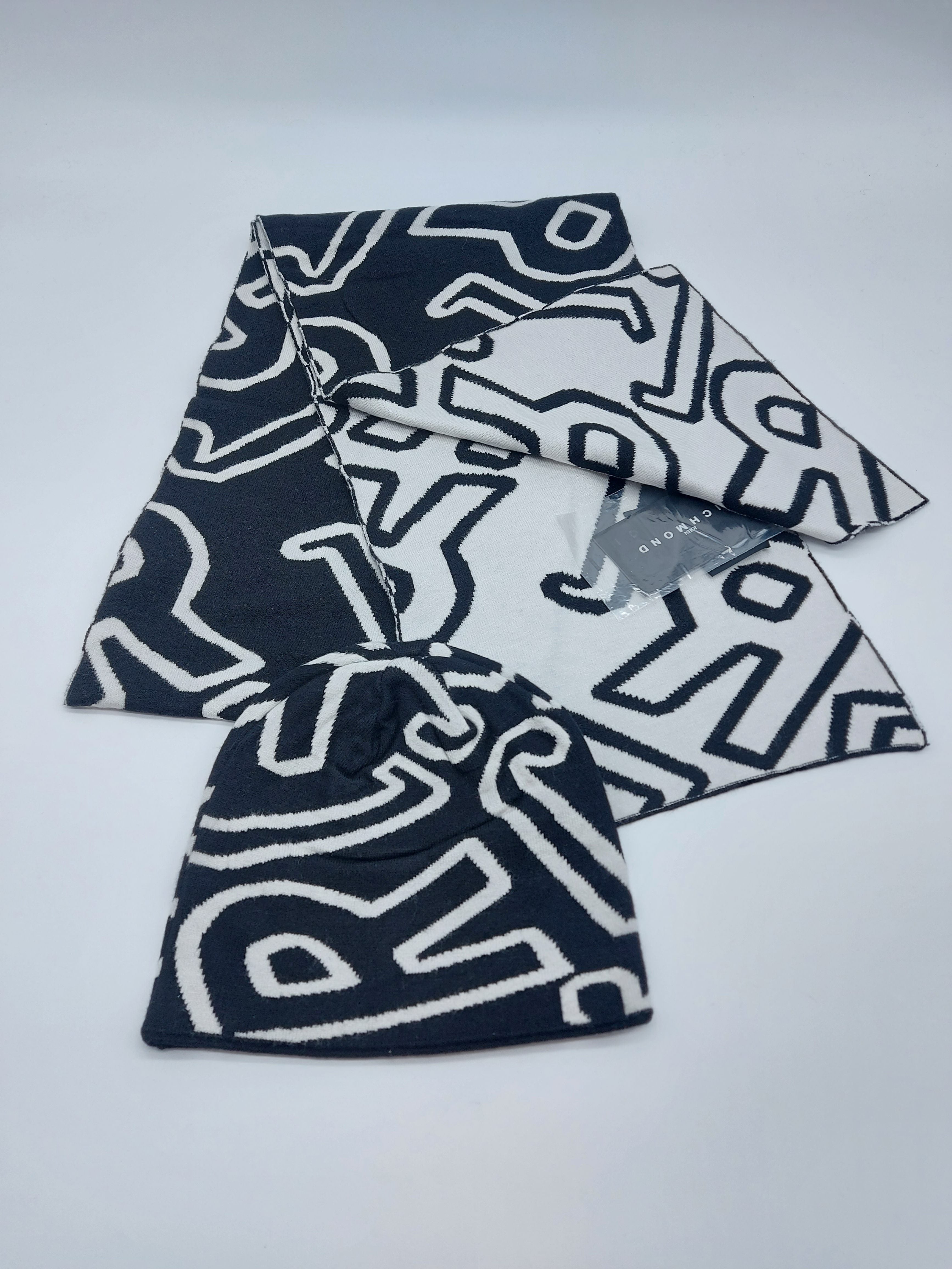 John Richmond Completo Uomo Sciarpa E Cappello Con Lettere J ed R Vuote